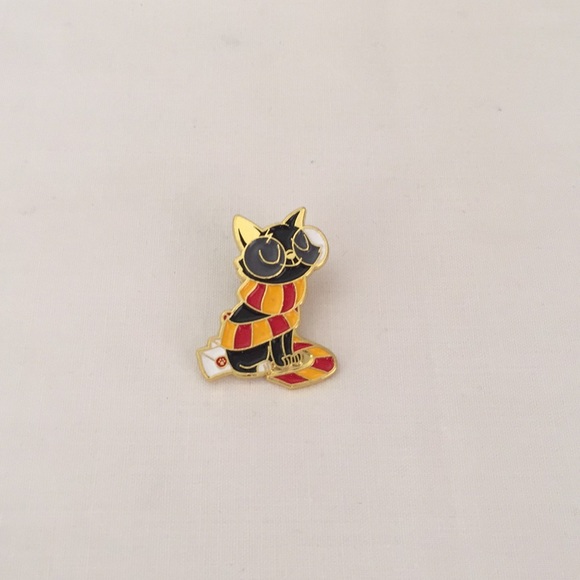 Accessories - 🍓2/$20 - Gryffindor Cat Pin (Harry Potter)